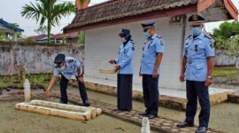 Sugiharto bersama Ketua  PIPAS dan Petugas Lapas Kuala Tungkal saat Tabur Bunga di Makam Pahlawan TMP Yudha Satria Pengabuan, Rabu (20/4/22). FOTO : HMSLAPAS