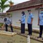 Sugiharto bersama Ketua  PIPAS dan Petugas Lapas Kuala Tungkal saat Tabur Bunga di Makam Pahlawan TMP Yudha Satria Pengabuan, Rabu (20/4/22). FOTO : HMSLAPAS