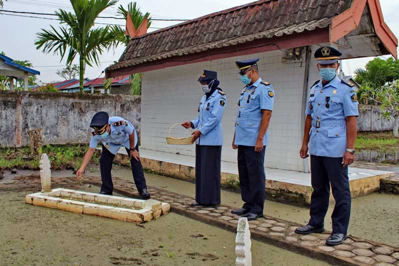 Sugiharto bersama Ketua  PIPAS dan Petugas Lapas Kuala Tungkal saat Tabur Bunga di Makam Pahlawan TMP Yudha Satria Pengabuan, Rabu (20/4/22). FOTO : HMSLAPAS