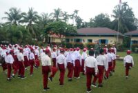 Lewat Latihan Baris-Berbaris, Satgas TMMD Tanamkan Kedisiplinan dan Kebangsaan Kepada Siswa SD di Bungo. FOTO : HMS