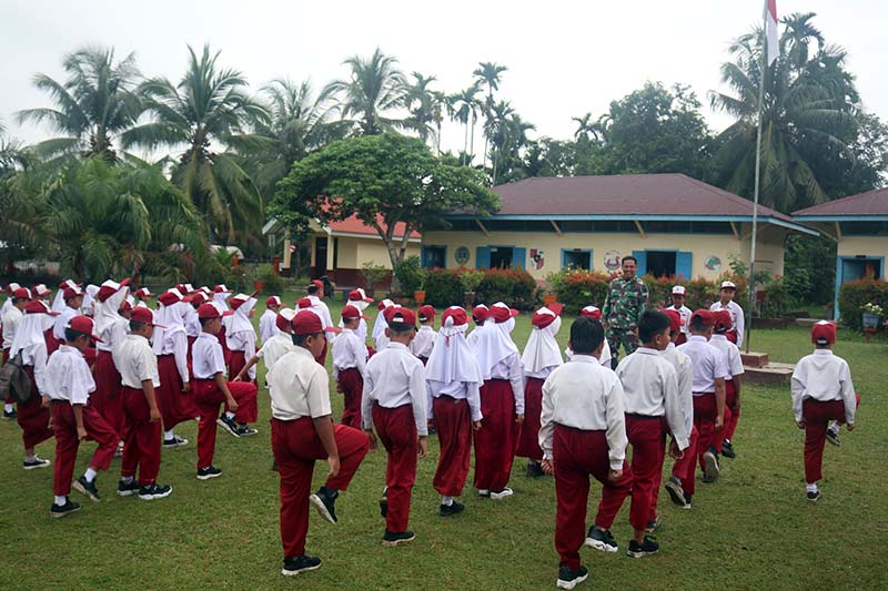 Lewat Latihan Baris-Berbaris, Satgas TMMD Tanamkan Kedisiplinan dan Kebangsaan Kepada Siswa SD di Bungo. FOTO : HMS