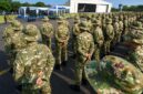 Ribuan peserta Sarjana Penggerak Pembangunan Indonesia (SPPI) mengikuti upacara Latihan Dasar Kemiliteran (Latsarmil) untuk calon manajer Koperasi Desa Merah Putih. (FOTO : Dok. CNN Indonesia)