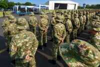 Ribuan peserta Sarjana Penggerak Pembangunan Indonesia (SPPI) mengikuti upacara Latihan Dasar Kemiliteran (Latsarmil) untuk calon manajer Koperasi Desa Merah Putih. (FOTO : Dok. CNN Indonesia)