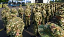 Ribuan peserta Sarjana Penggerak Pembangunan Indonesia (SPPI) mengikuti upacara Latihan Dasar Kemiliteran (Latsarmil) untuk calon manajer Koperasi Desa Merah Putih. (FOTO : Dok. CNN Indonesia)