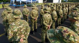 Ribuan peserta Sarjana Penggerak Pembangunan Indonesia (SPPI) mengikuti upacara Latihan Dasar Kemiliteran (Latsarmil) untuk calon manajer Koperasi Desa Merah Putih. (FOTO : Dok. CNN Indonesia)