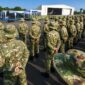 Ribuan peserta Sarjana Penggerak Pembangunan Indonesia (SPPI) mengikuti upacara Latihan Dasar Kemiliteran (Latsarmil) untuk calon manajer Koperasi Desa Merah Putih. (FOTO : Dok. CNN Indonesia)