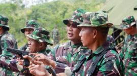 FOTO : Anggota Korem 042/Gapu Saat Mengikuti Latihan Menembak di Lapangan Tembak Korem KM 17 Jambi, Selasa (10/03/20).