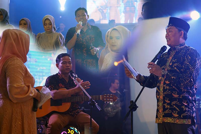 Wakil Bupati H. Hairan saat member sambutan pada acara Launching album lagu Daerah dan Religi Ciptaan Muhammad Iryani, SP, MH di Gedung Balai Pertemuan, Sabtu (11/03/23) malam. FOTO : EO/PAN