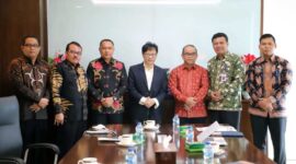 Asisten Ekonomi Pembangunan, Kepala Bappeda, Kepala Dinas Pendidikan, Kepala Dinas Kesehatan, dan Dua ASN utusan Bupati foto bersama dengan Konjen Singapura di Medan DR Edmund usai Audiensi. FOTO : Prokopim