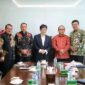 Asisten Ekonomi Pembangunan, Kepala Bappeda, Kepala Dinas Pendidikan, Kepala Dinas Kesehatan, dan Dua ASN utusan Bupati foto bersama dengan Konjen Singapura di Medan DR Edmund usai Audiensi. FOTO : Prokopim