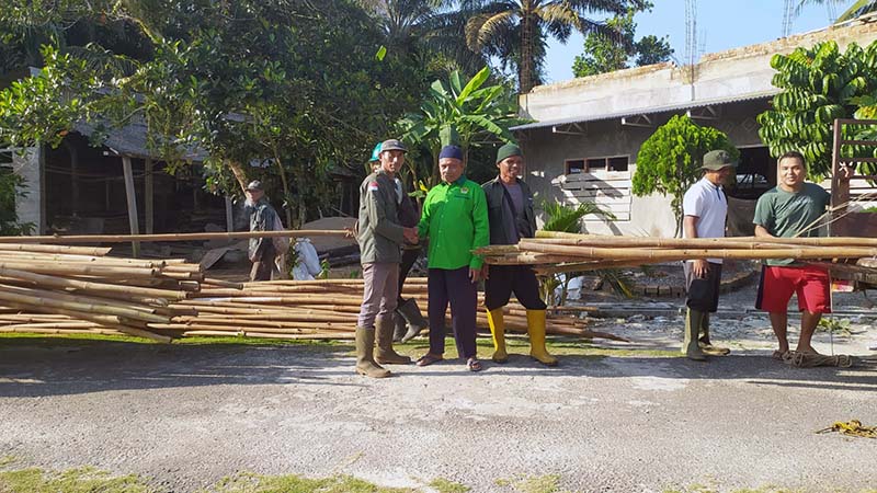 Serahkan Bantuan Bambu Bukti LDII Dukung SAD dalam Pelestarian Hutan Lindung Gambut di Bram Itam. FOTO : Humas LDII