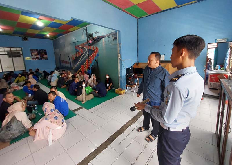 Kalapas Kelas IIB Kuala Tungkal I Gusti Lanang ACP memantau langsung kegiatan kunjungan Keluarga WBP di Hati Raya Idul Fitri 1444 Hijriyah. FOTO : Humas 