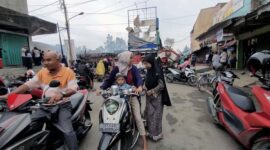 FOTO : Warga Tampak ramai di Lokasi Kebakaran di Jalan Asia-Jalan Ahmad Yani, Kelurahan Tungkal IV Kota, Tungkal Ilir.