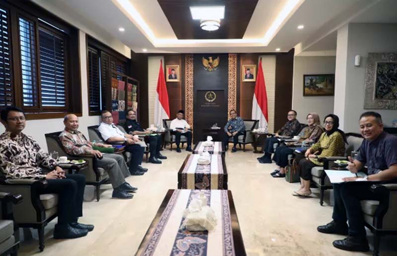 Menteri PANRB Abdullah Azwar Anas membahas alternatif libur Hari Raya Idul Adha bersama empat menteri Kabinet Indonesia Maju. (Foto: Dok. Kementerian PANRB)