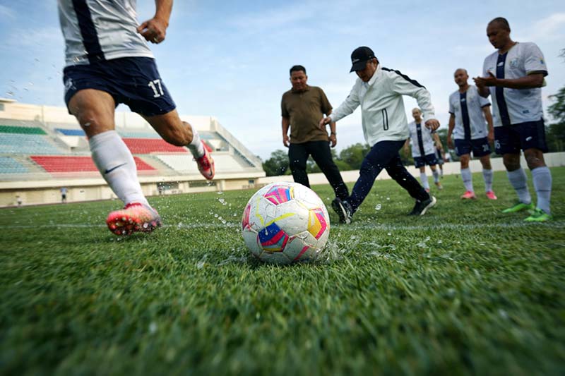 SIMBOLIK: Gubernur Jambi, Al Haris, melakukan tendangan bola pertama dalam laga eksibisi antara Pemprov Jambi melawan DPRD Provinsi Jambi sebagai tanda dibukanya Liga 4 Jambi 2026 di Stadion Swarnabhumi, Pijoan, Jumat (10/4). Kompetisi ini menjadi ajang pencarian talenta muda sepak bola Jambi untuk bersaing di level nasional. (FOTO : Dok. Istimewa)