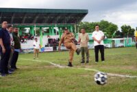 Wakil Walikota Dr. dr. H Maulana, M.K.M Kick Off pertama Pembukaan Liga Santri PSSI Piala Kasad tahun 2022 di Stadion Persijam Kota Jambi. FOTO : Penrem