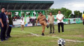 Wakil Walikota Dr. dr. H Maulana, M.K.M Kick Off pertama Pembukaan Liga Santri PSSI Piala Kasad tahun 2022 di Stadion Persijam Kota Jambi. FOTO : Penrem