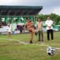 Wakil Walikota Dr. dr. H Maulana, M.K.M Kick Off pertama Pembukaan Liga Santri PSSI Piala Kasad tahun 2022 di Stadion Persijam Kota Jambi. FOTO : Penrem
