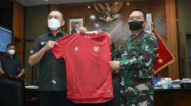 Kasad Jenderal TNI Dudung Abdurachman saat Menerima Kunjungan Ketua Umum PSSI Mochammad Iriawan beserta Sekjen PSSI Yunus Nusi, dan Dirut PT. Liga Indonesia Akhmad Hadian Lukito di Mabesad, Jakarta, Selasa, (18/1/22). FOTO : Penremgapu