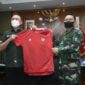 Kasad Jenderal TNI Dudung Abdurachman saat Menerima Kunjungan Ketua Umum PSSI Mochammad Iriawan beserta Sekjen PSSI Yunus Nusi, dan Dirut PT. Liga Indonesia Akhmad Hadian Lukito di Mabesad, Jakarta, Selasa, (18/1/22). FOTO : Penremgapu