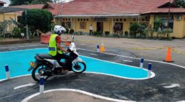 Domomentasi Satpas Polres Tanjab Timur Laksanakan Uji Praktik SIM C dengan Skema Sirkuit Baru, Senin (14/8/23). FOTO : Humas RTT

