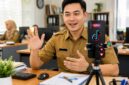 Ilustrasi Aparatur Sipil Negara (ASN) menggunakan media sosial. Pemkab Tanjung Jabung Barat melarang ASN melakukan siaran langsung (live) di TikTok maupun platform media sosial lainnya selama jam kerja, kecuali untuk kepentingan kedinasan. (FOTO : Dok. Istimewa)