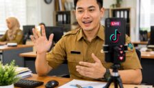 Ilustrasi Aparatur Sipil Negara (ASN) menggunakan media sosial. Pemkab Tanjung Jabung Barat melarang ASN melakukan siaran langsung (live) di TikTok maupun platform media sosial lainnya selama jam kerja, kecuali untuk kepentingan kedinasan. (FOTO : Dok. Istimewa)