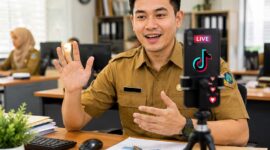 Ilustrasi Aparatur Sipil Negara (ASN) menggunakan media sosial. Pemkab Tanjung Jabung Barat melarang ASN melakukan siaran langsung (live) di TikTok maupun platform media sosial lainnya selama jam kerja, kecuali untuk kepentingan kedinasan. (FOTO : Dok. Istimewa)