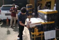 Polisi Memeriksa 12 Box Styrofoam Berisikan 63.950 Benih Lobster, Minggu (20/6/2021). FOTO : Istimewa