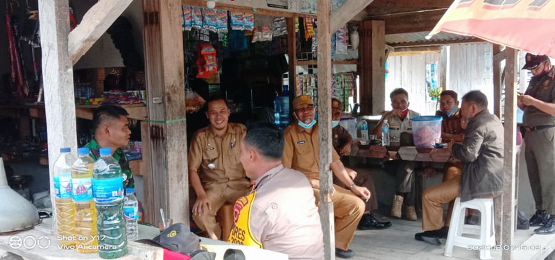 FOTO : Kapolres dan Dandim Kawal Langsung Distribusi Logistik Pilkada ke Kecamatan Seberang Kota, Senin (07/12/20).