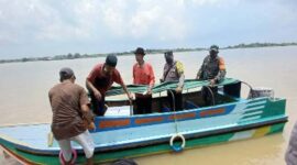 Polres Muaro Jambi Kawal Ketat Pendistribusian Surat Suara Pilkades Jalur Laut, Minggu (27/3/22). FOTO HUMAS PMJ