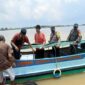 Polres Muaro Jambi Kawal Ketat Pendistribusian Surat Suara Pilkades Jalur Laut, Minggu (27/3/22). FOTO HUMAS PMJ