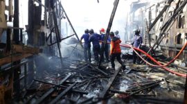 Petugas Damkar dan BPBD Tanjab Barat melakukan proses pendinginan di Lokasi Kebakaran, Sabtu (7/10/23). FOTO : LT