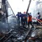 Petugas Damkar dan BPBD Tanjab Barat melakukan proses pendinginan di Lokasi Kebakaran, Sabtu (7/10/23). FOTO : LT