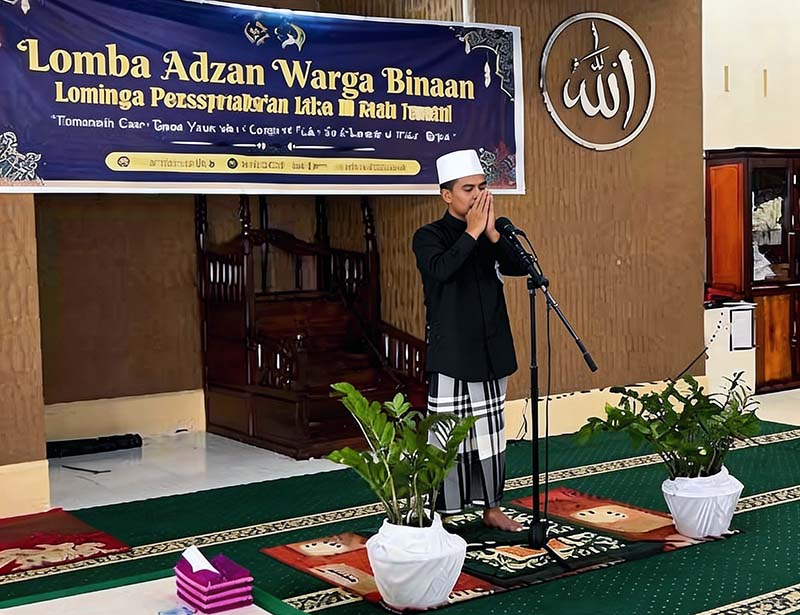 KHIDMAT: Seorang warga binaan Lapas Kelas IIB Kuala Tungkal mengumandangkan adzan dengan penuh penghayatan dalam lomba bertema “Lantunan Suara Emas Menembus Langit di Bulan Suci Ramadan”, Senin (02/03). Kegiatan ini diikuti 16 perwakilan warga binaan sebagai bagian dari program pembinaan kepribadian dan spiritualitas di bulan suci. FOTO : Hms Lapas]