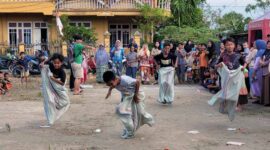 Lomba Lari Karung Anak-anak di RT 07 Kelurahan Patunas Sampai Terguling-Guling. FOTO : LT 