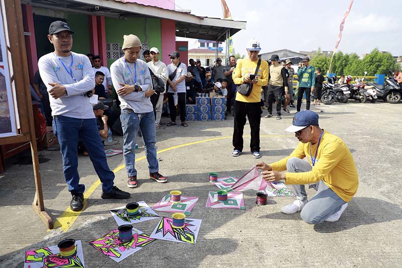 Sebanyak 130 peserta dari kategori umum hingga pelajar memadati kawasan Waterfront City Kuala Tungkal untuk beradu ketangkasan dalam Lomba Saukan Layangan Tradisional, Sabtu (8/8). Event ini digelar untuk memeriahkan hari jadi kabupaten dan HUT RI sekaligus menghidupkan kembali permainan rakyat di alam terbuka. (Foto: Dok. Pemkab Tanjab Barat)