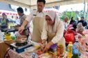Kepala BKPSDM Kabupaten Tanjung Jabung Barat, Saldi, S.H. (kiri) peserta (nomor meja 33) bersama staf sedang kompak mengolah menu masakan dalam Lomba Masak Serba Ikan (GEMARIKAN) yang digelar di halaman Kantor Bupati Tanjung Jabung Barat, Rabu (12/8/2026). (FOTO : Dok. BKPSDM TJB)