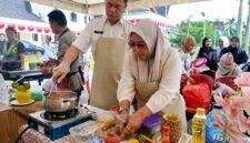Kepala BKPSDM Kabupaten Tanjung Jabung Barat, Saldi, S.H. (kiri) peserta (nomor meja 33) bersama staf sedang kompak mengolah menu masakan dalam Lomba Masak Serba Ikan (GEMARIKAN) yang digelar di halaman Kantor Bupati Tanjung Jabung Barat, Rabu (12/8/2026). (FOTO : Dok. BKPSDM TJB)