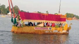 Salah Satu Perahu Hias Yang Mengikuti Lomba. FOTO : Noval