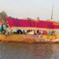 Salah Satu Perahu Hias Yang Mengikuti Lomba. FOTO : Noval