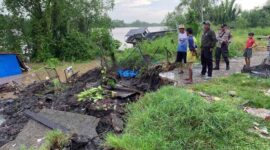 Kondisi Rumah Warga yang Terdampak Longsor di RT 02, Kel. Senyerang. FOTO : Ist