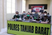 FOTO : Sekretaris Daerah Ir. H. Agus Sanusi Saat Ikuti Lounching Layanan Polisi 110 Presisi Secara virtual melalui video conference (Vidcon) di Polres Tanjung Jabung Barat, Kamis (20/05/21)