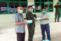 FOTO : Public Affair Manager PT. LPPPI H. Hermawan DBS, SH saat Menyerahkan Bantuan masker ke Dandim 0419/Tanjab Letkol Inf Erwan Susanto, S.IP, Selasa (16/06/20).