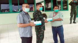 FOTO : Public Affair Manager PT. LPPPI H. Hermawan DBS, SH saat Menyerahkan Bantuan masker ke Dandim 0419/Tanjab Letkol Inf Erwan Susanto, S.IP, Selasa (16/06/20).