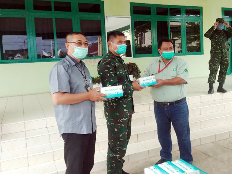 FOTO : Public Affair Manager PT. LPPPI H. Hermawan DBS, SH saat Menyerahkan Bantuan masker ke Dandim 0419/Tanjab Letkol Inf Erwan Susanto, S.IP, Selasa (16/06/20).