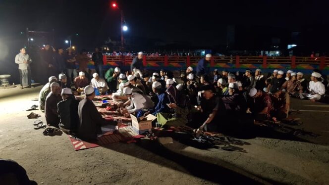 FOTO : Kegiatan Pembacaan Yasin di Objek Wisata Wather Front City lokasi tenggelam dan Pencarian Julfan, Kamis (16/01/20).