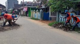 Pekerja Proyek Jargas saat menutup Lubang Galian usai pemasangan Pipa ke Rumah Pelanggan salah satu titik di Kelurahan Sriwijaya. FOTO : Bas/LT