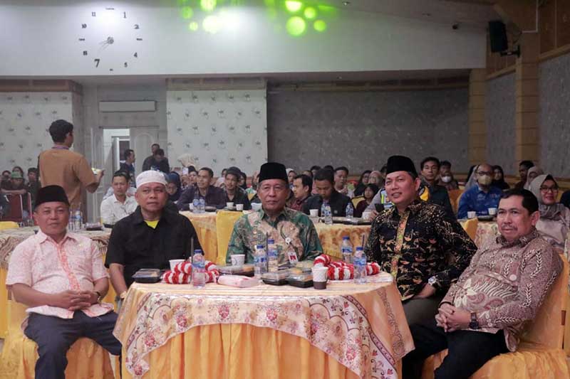 Ketua DPRD Tanjab Barat H. Abdullah, SE saat menghadiri launching lagu religi dan daerah di Balai Pertemuan Kantor Bupati. FOTO : Ist
