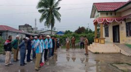 Lurah Tungkal Harapan Ardiansyah memimpin Apel Pagi di Halaman Kantor, Senin (19/9/22). FOTO : Ist